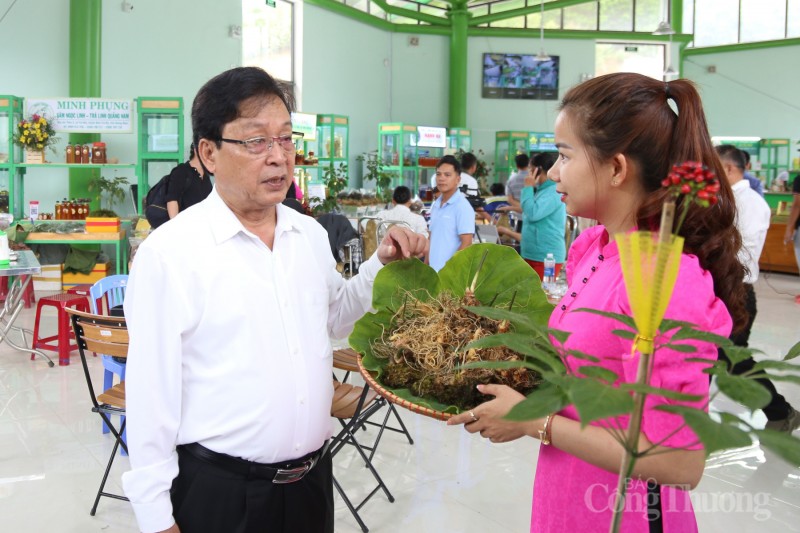Quảng Nam: Rộn ràng phiên chợ sâm Ngọc Linh dịp 20 năm thành lập huyện Nam Trà My